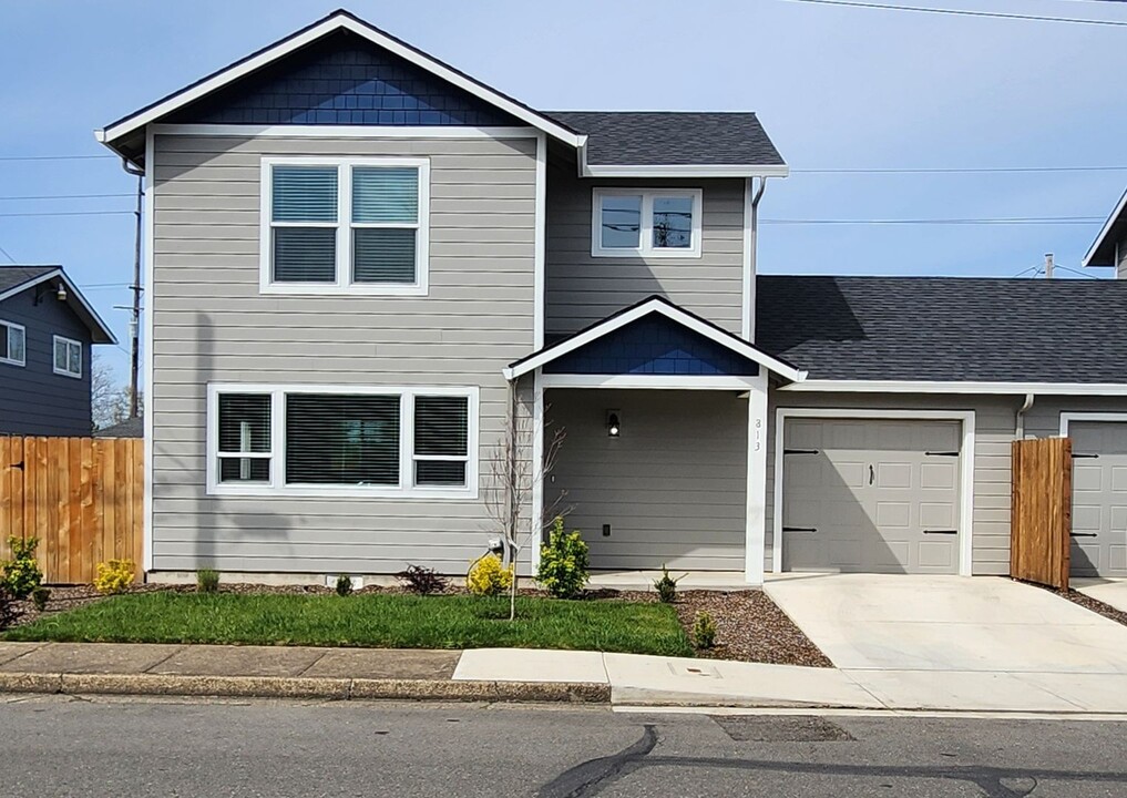 813 18th Ave SW in Albany, OR - Building Photo