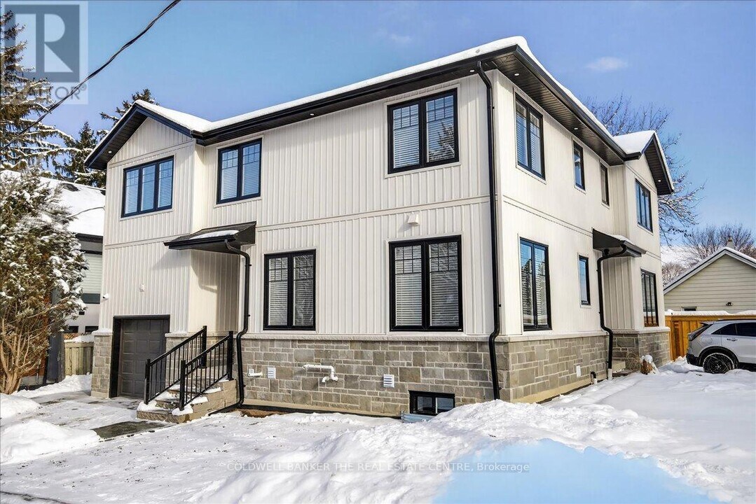 361 Queen St in Newmarket, ON - Building Photo