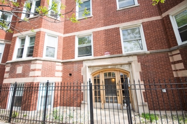 property at 1730 W Foster Ave