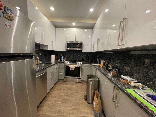 1616 Beacon St, Unit 1 in Brookline, MA - Building Photo - Building Photo