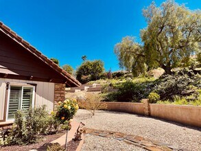 1101 La Sombra Dr in San Marcos, CA - Foto de edificio - Building Photo