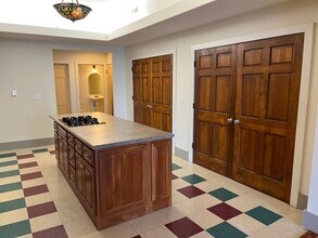 108 W Washington St, Unit A in Bloomington, IL - Building Photo - Building Photo