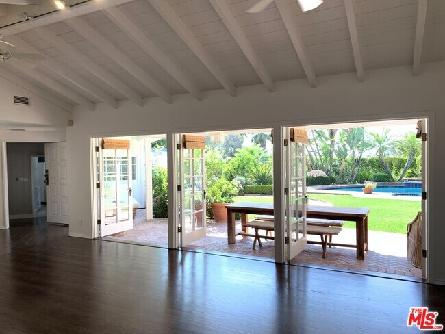 8050 Mulholland Dr in Los Angeles, CA - Building Photo - Building Photo