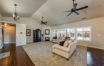 562 W White Oak Dr in Hanford, CA - Foto de edificio - Building Photo