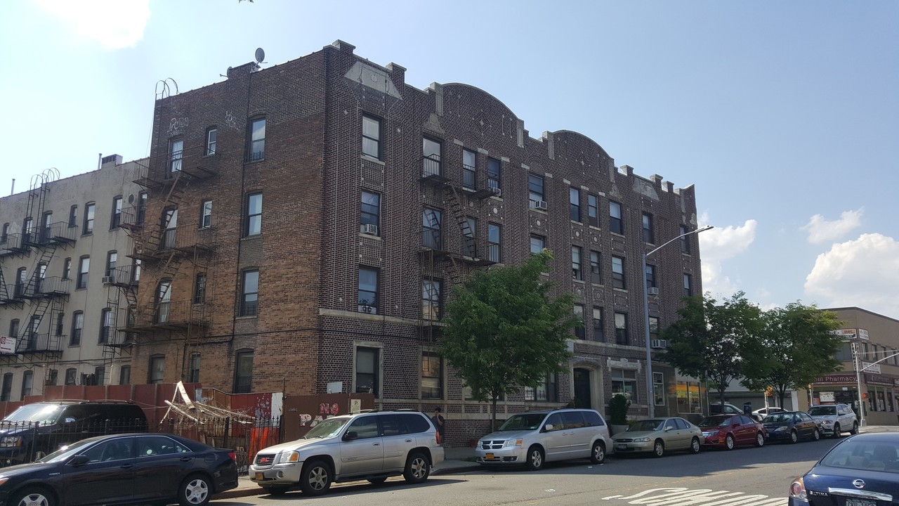 210 Dahill Rd in Brooklyn, NY - Building Photo