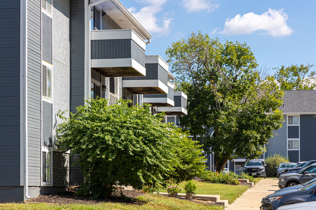 University Villa Apartments in Kansas City, KS - Building Photo - Building Photo