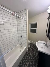 72 Linden St, Unit #1 in Lynn, MA - Foto de edificio - Building Photo