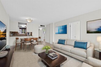 111 Royal Pk Dr in Oakland Park, FL - Building Photo - Building Photo