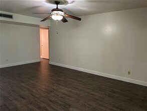 517 N Holiday Dr in Grand Prairie, TX - Foto de edificio - Building Photo