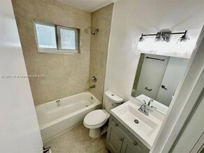 1894 NW 53rd St in Miami, FL - Foto de edificio - Building Photo