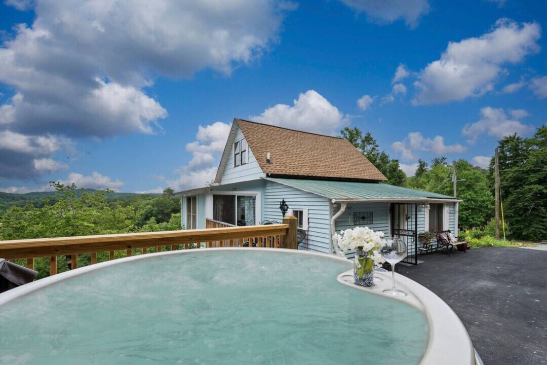 1174 Sharp Rd in Sevierville, TN - Building Photo