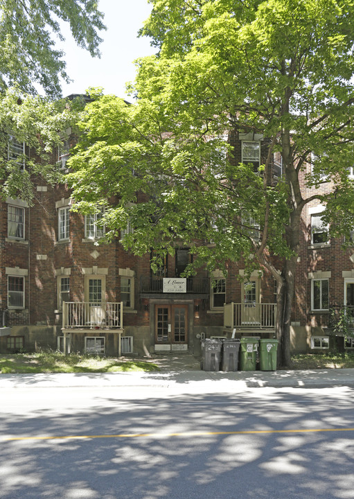 2475 Édouard-Montpetit in Montréal, QC - Building Photo