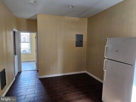 522 W Westmoreland St in Philadelphia, PA - Building Photo