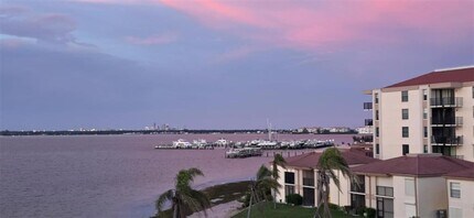 6177 Sun Blvd in St. Petersburg, FL - Foto de edificio - Building Photo