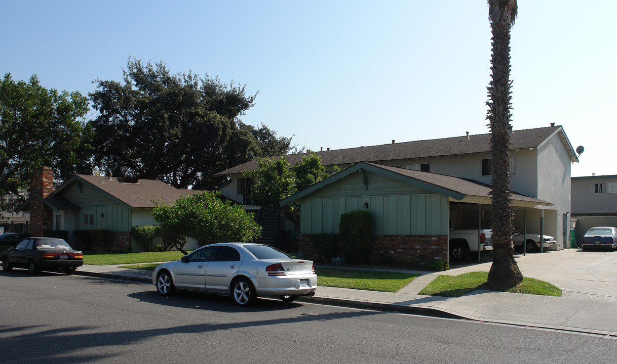 15251 Van Buren St in Midway City, CA - Foto de edificio