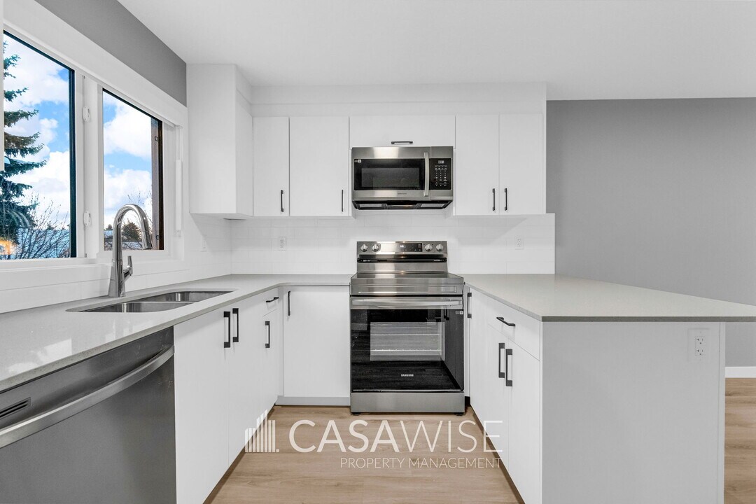 9350-9154 154 St in Edmonton, AB - Building Photo