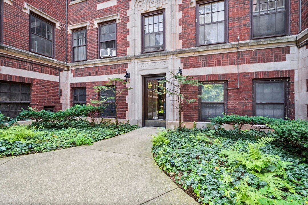 906 Oakton St in Evanston, IL - Building Photo