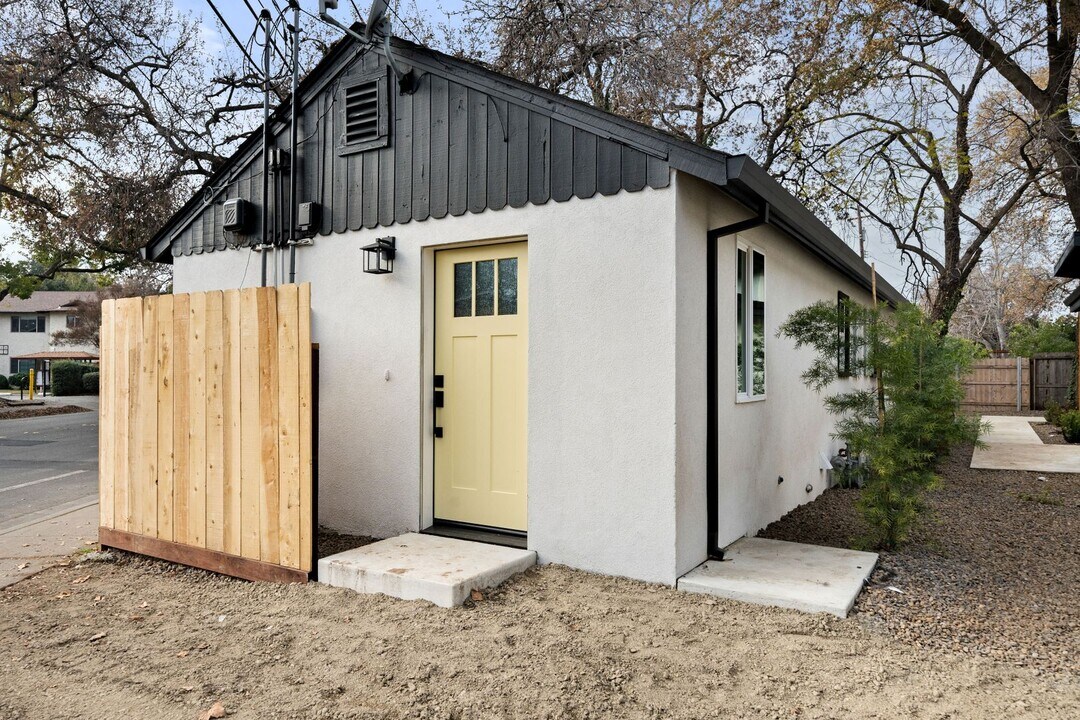 1122-1130 W Sacramento Ave in Chico, CA - Building Photo