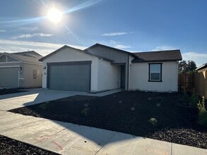 2231 N Julieann St in Visalia, CA - Building Photo - Building Photo