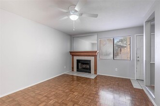 2521 Crosstimbers St in Huntsville, TX - Foto de edificio - Building Photo