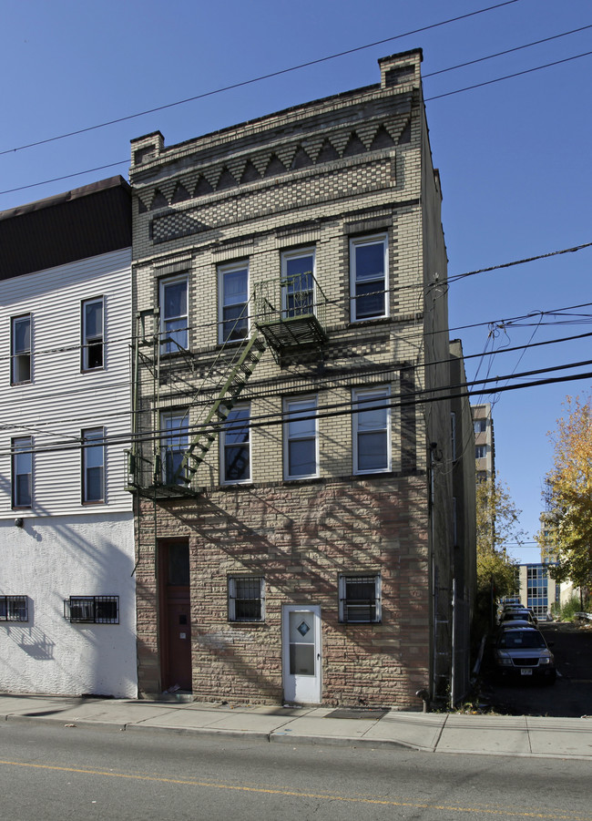 389 Summit Ave in Jersey City, NJ - Building Photo - Building Photo