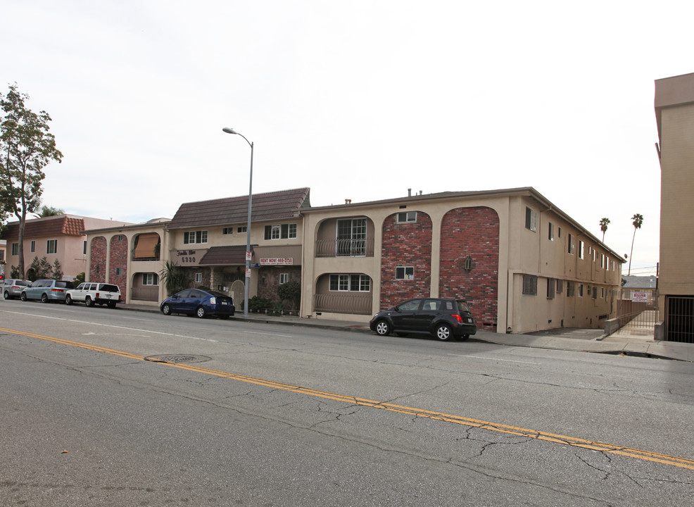 5330 Franklin Ave in Los Angeles, CA - Building Photo