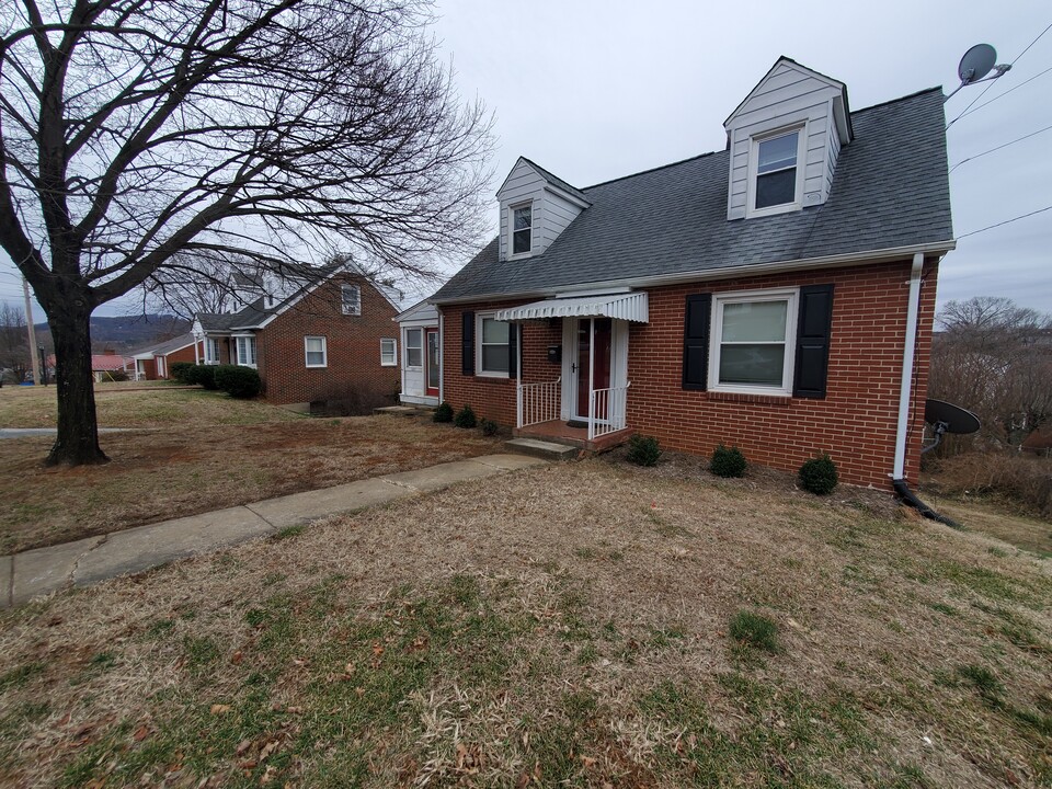 1219 Jeanette Ave in Vinton, VA - Foto de edificio