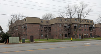 Taunton Court in Oshawa, ON - Building Photo