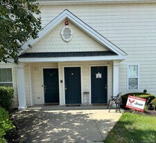 28 Lorien Pl in Melville, NY - Building Photo