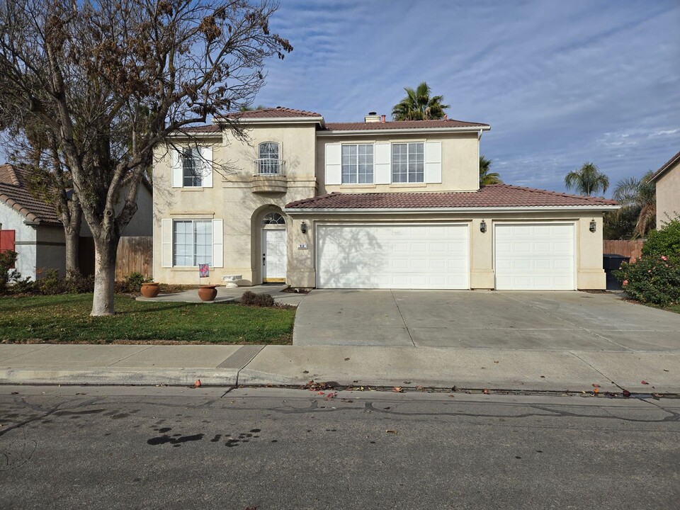 958 W Encore Dr in Hanford, CA - Building Photo