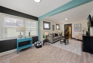 27279 Dunford Rd in Westlake, OH - Foto de edificio - Building Photo