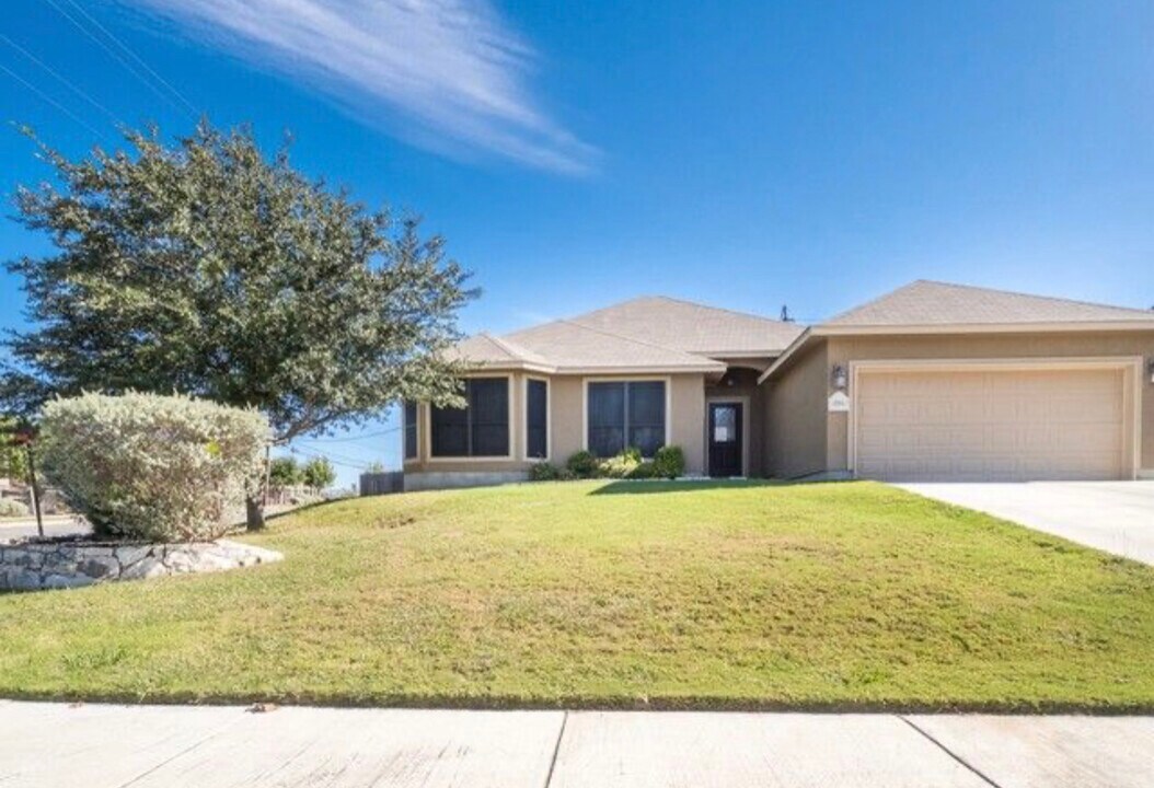 2011 Sungate Dr in New Braunfels, TX - Building Photo