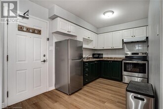 28 Victoria Ave N in Hamilton, ON - Building Photo - Building Photo