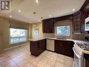 6998 Hickling Crescent in Mississauga, ON - Building Photo - Building Photo