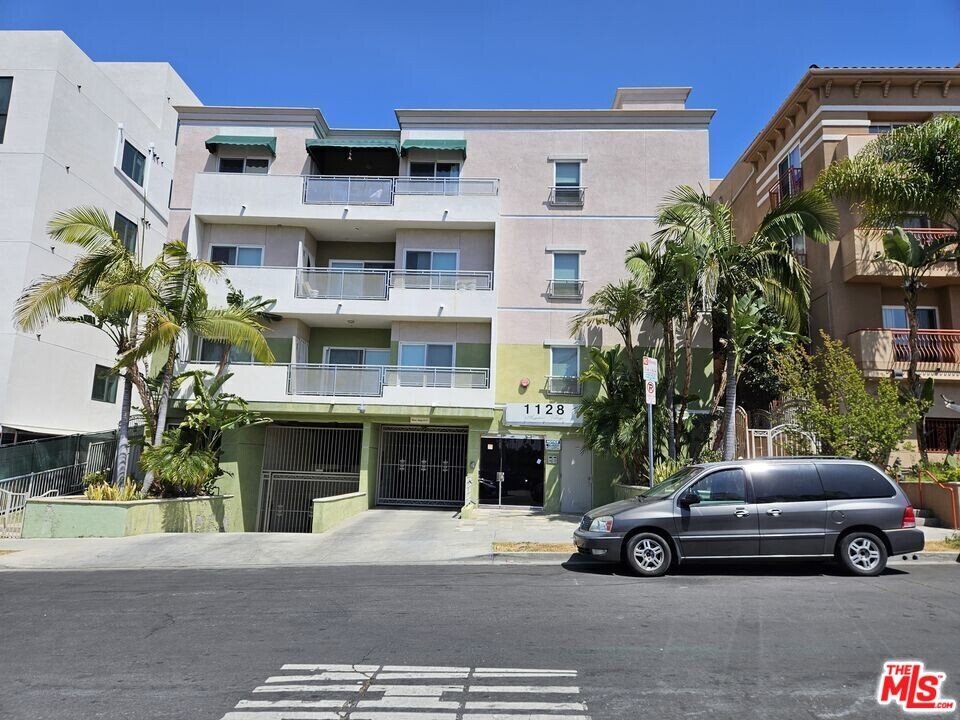 1128 Serrano Ave in Los Angeles, CA - Foto de edificio