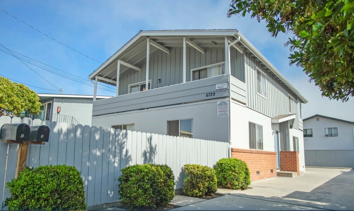 6729 Trigo Rd in Isla Vista, CA - Building Photo