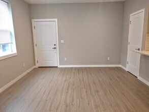 1906 SE Tacoma St, Unit 8118-C in Portland, OR - Building Photo - Building Photo