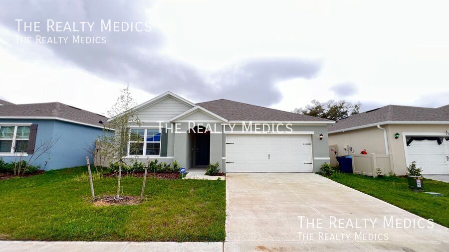 2073 Doe Run Dr in Davenport, FL - Building Photo