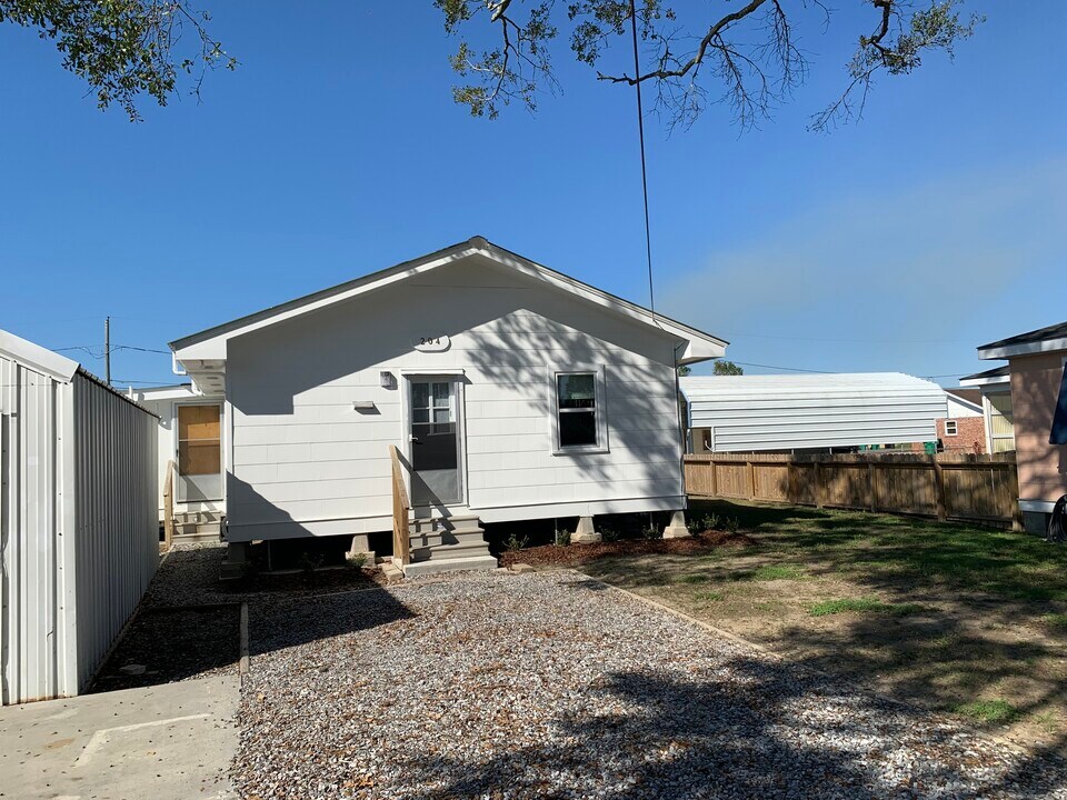 204 N Carol St in Lockport, LA - Building Photo