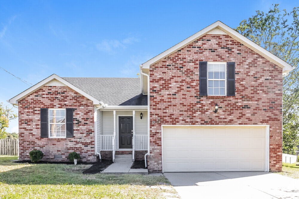 825 Chaney Woods Dr in La Vergne, TN - Building Photo