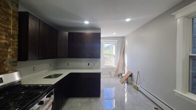 165 Clendenny Ave-Unit -4 in Jersey City, NJ - Building Photo - Building Photo