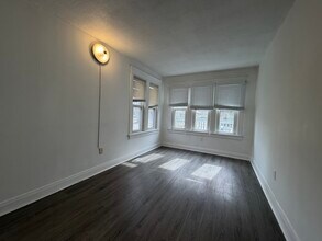 215 Fuller Rd in Hinsdale, IL - Foto de edificio - Building Photo