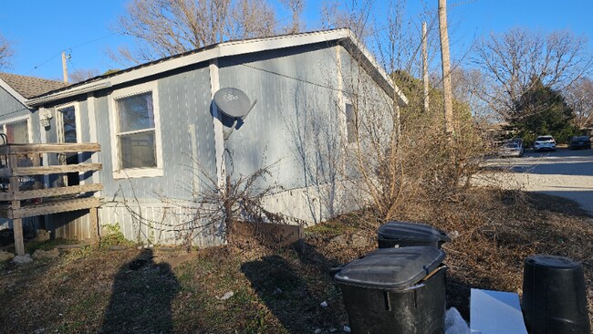 101 W Apple Blossom Ln in Wellington, KS - Building Photo - Building Photo