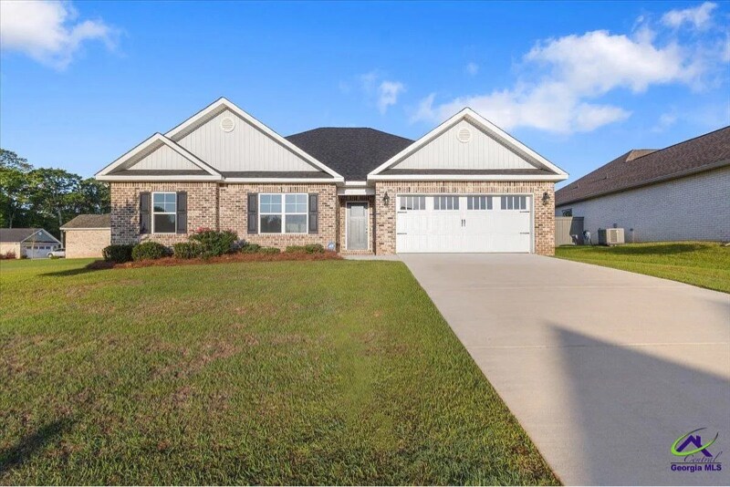100 Sig Ct in Kathleen, GA - Building Photo
