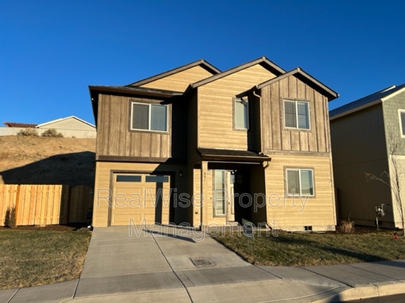 661 NE Brookstone Dr in Prineville, OR - Building Photo