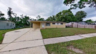 165 Parkwood Dr W in Orange Park, FL - Building Photo