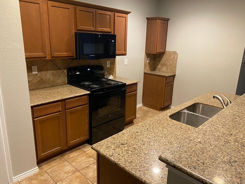 6225 Tower Ct in Plano, TX - Building Photo
