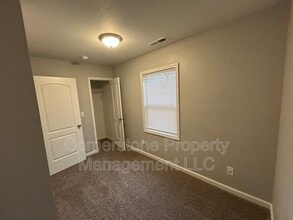 8290 Center Dr in De Soto, KS - Foto de edificio - Building Photo