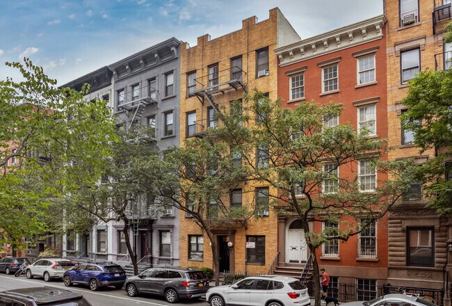 225 W 15th St in New York, NY - Building Photo - Building Photo