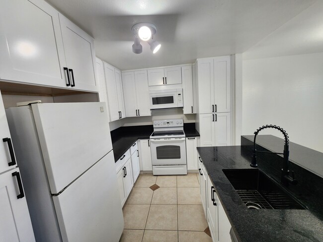 450 W Vermont Ave, Unit 301 in Escondido, CA - Building Photo - Building Photo